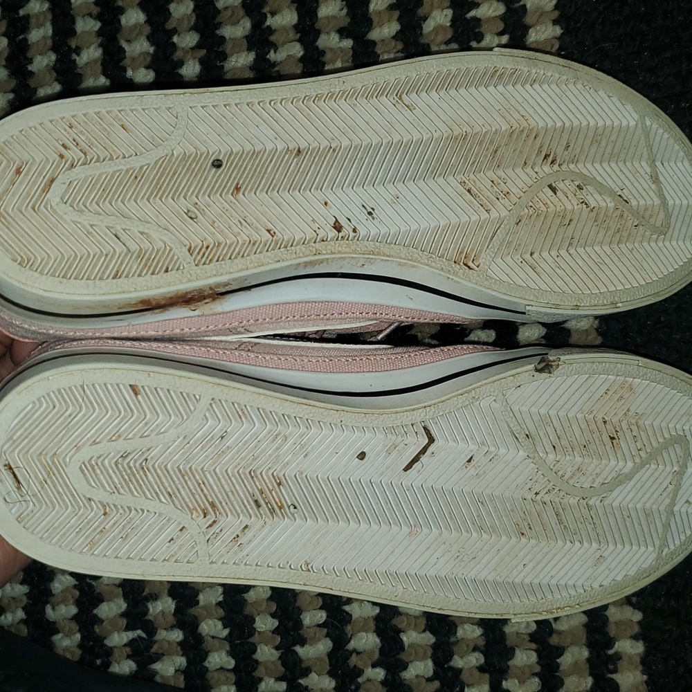 Pink Nikes - Picture 6 of 7